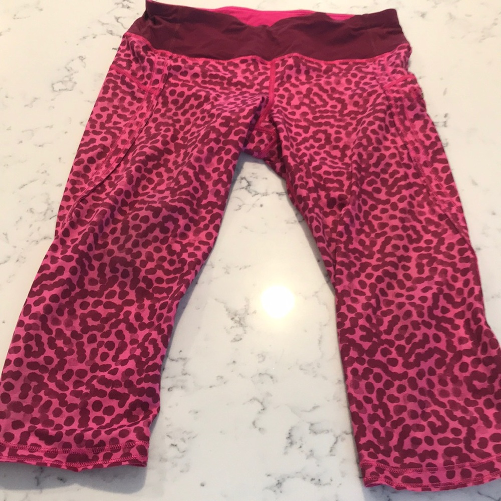 Lululemon Capri tights. Barely used no pilling. 4